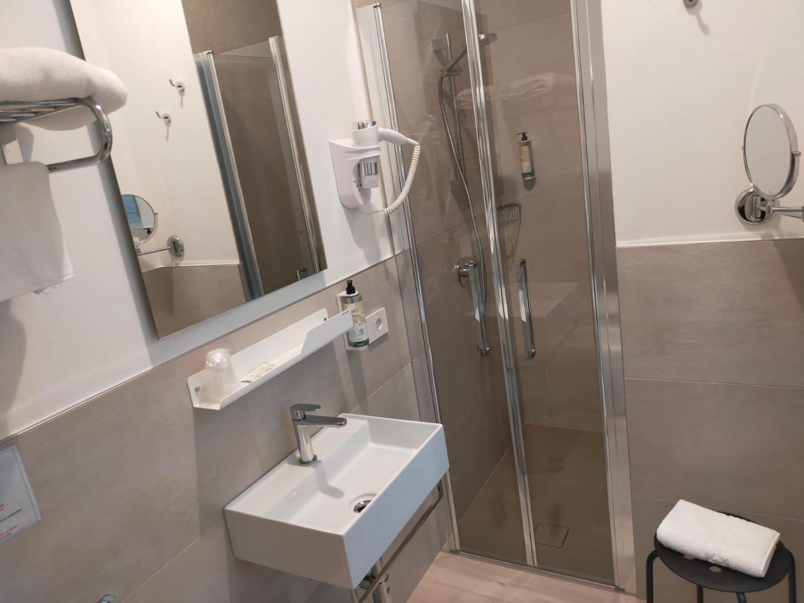 Deluxe Single Room with Balcony,1571282204:JPEG